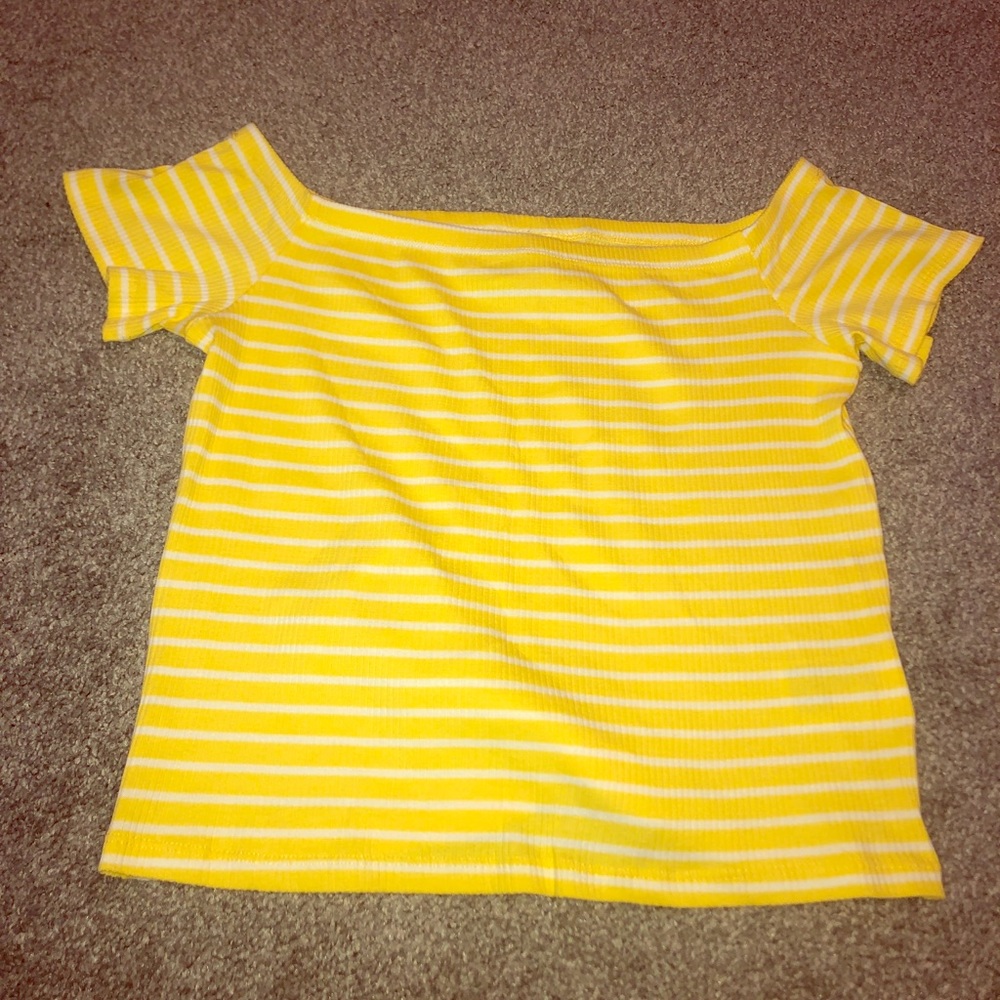 DIVIDED off the shoulder crop top 💛☀️